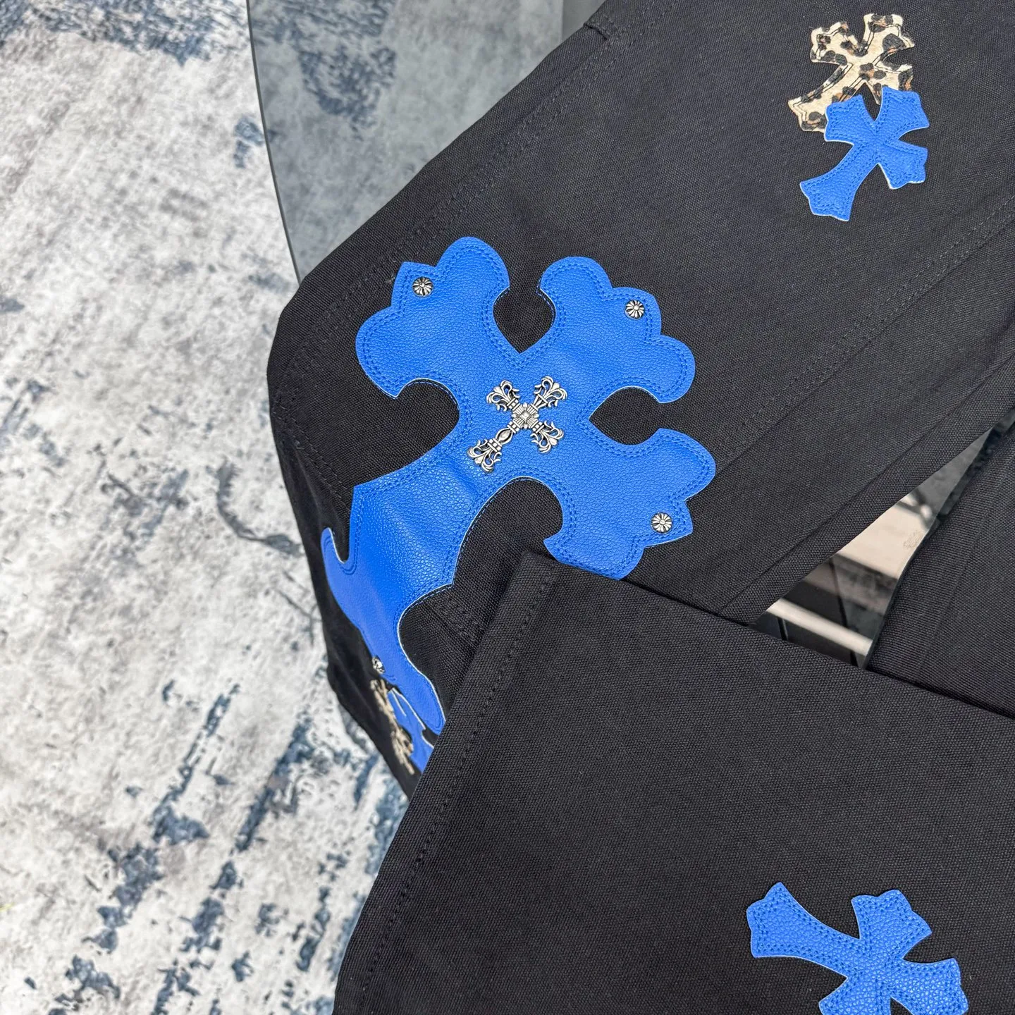 P280 𝐂𝐡𝐫𝐨𝐦𝐞 𝐇𝐞𝐚𝐫𝐭 Kroxin 25SS workwear logging Klein blue leather patchwork limited edition jeans. Kroxin’s pants are particularly outstanding in color design and stand out among similar products. It is made of beaded canvas fabric. After a complicated and delicate washing process, it feels very good when worn on the body and looks high-end and charming. The pants are three-dimensionally cut, with a crisp and stylish shape, smooth lines, and a high level of design. The hardware accessories on the pants are specially customized according to ZP standards. The beaded canvas fabric is originally thick, but after washing it becomes soft and breathable. The small leather label on the pants is specially designed, revealing unique creativity in a simple style. The production process is very exquisite, every stitching is neat and regular, and the details are handled particularly well, showing high quality. Moreover, these pants have a genderless design and can be easily worn by both boys and girls. They are perfectly in line with the current diverse and inclusive fashion trend and look good no matter how you wear them.  Size: S M L XL XXL (28.30.32.34.36) Color: Black